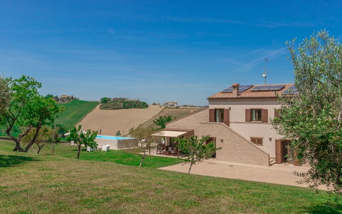 Villa Clair: Ciel, Plante, Bâtiment, Fenêtre, Lot Terre, Maison, Arbre, Quartier, Zone Résidentielle, Immobilier