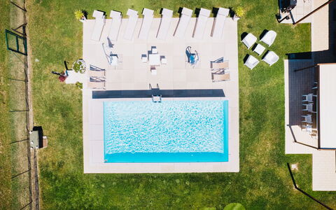Villa Clair: Piscine, Loisir, Des Loisirs, Recours, Jardin, Pelouse, Gazon Artificiel, Ombre, Mobilier De Jardin, Aménagement Paysager