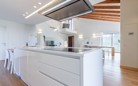 Villa Clair: Cabinetry, Comptoir, Bâtiment, Bois, Design Intérieur, Sol, Sol, Maison, Cuisine