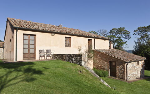 Chianti Resort: Ciel, Bâtiment, Propriété, Plante, Fenêtre, Arbre, Maison, Lot Terre, Herbe, Zone Résidentielle
