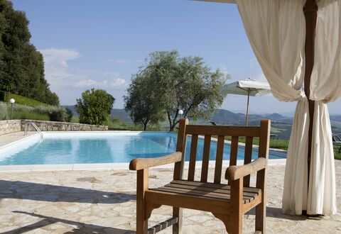 Chianti Resort: Ciel, L'Eau, Meubles, Propriété, Plante, Piscine, Bleu Azur, Ombre, Mobilier De Jardin, Table