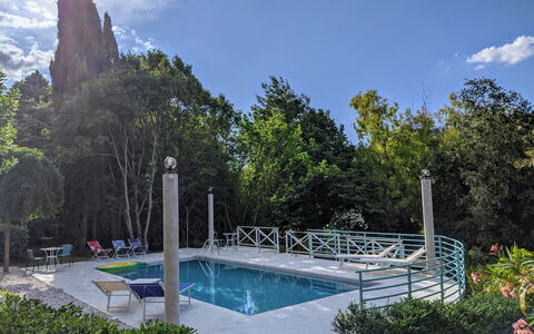 Villa Millefiori: L'Eau, Nuage, Ciel, Plante, Ressources En Eau, Bleu Azur, Piscine, Arbre, Paysage Naturel, Architecture