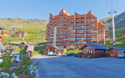 Val Thorens 130: Ciel, Bâtiment, Montagne, Bleu Azur, Maison, Design Urbain, Pente, Plante, Paysage