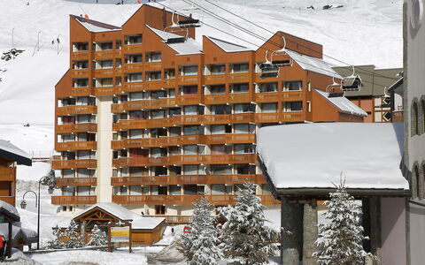 Val Thorens 130: Neige, Bâtiment, Jour, Propriété, Monde, Fenêtre, Pente, Plante, Architecture, Design Urbain