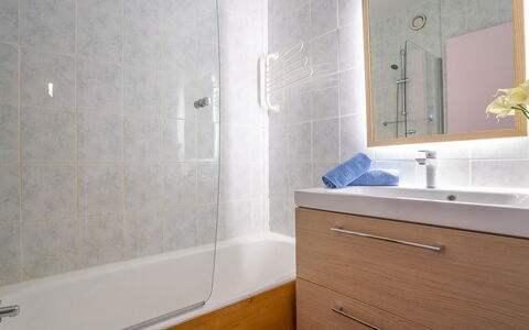 Val Thorens 130: Miroir, Armoire De Toilette, Bâtiment, Évier, Propriété, Luminaire Plomberie, Cabinetry, Robinet, Salle De Bains, Bois