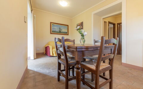 Il Fienile Holiday Home: Meubles, Table, Chaise, Bois, Bâtiment, Peindre, Design Intérieur, Sol, Tache De Bois