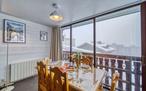 Val Thorens 140: Table, Propriété, Meubles, Vaisselle, Chaise, Fenêtre, Design Intérieur, Bois, Sol, Maison