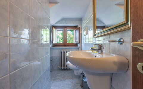 Villa Vagnini: Robinet, Miroir, Luminaire Plomberie, Propriété, Évier, Toilette, Salle De Bains, Lavabo, Design Intérieur, Violet