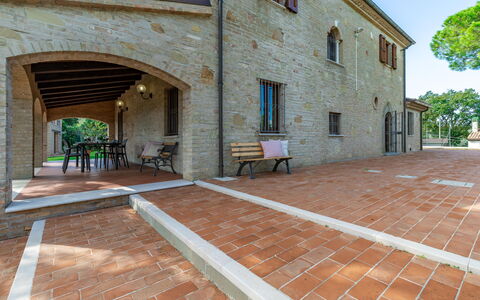 Villa Vagnini: Propriété, Fenêtre, Surface De La Route, Bois, Design Intérieur, Arbre, Sol, Design Urbain, Sol, Quartier