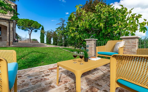 Villa Vagnini: Ciel, Nuage, Plante, Table, Meubles, Propriété, Vert, Bleu Azur, La Nature, Bleu