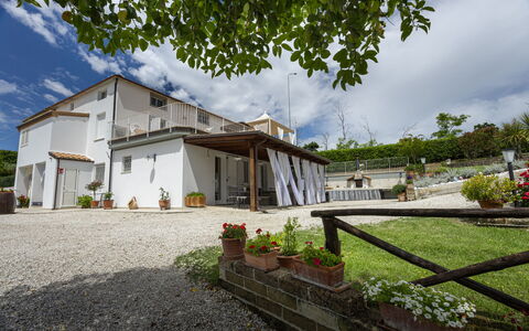 La Casa Di Campagna: Biens, Cour, Chaise, Balcon, Porche, Villa, Pot De Fleur, Patio, Structure En Plein Air, Plate-Forme
