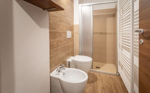 La Casa Di Campagna: Salle De Bains, Sol, Luminaire Plomberie, Sol, Toilette, Siège De Toilette, Design Intérieur, Évier, Plomberie, Lavabo