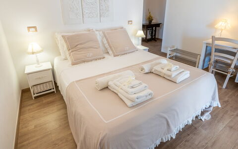 La Casa Di Campagna: Meubles, Design Intérieur, Lit, Chambre, Sol, Sol, Bois, Drap De Lit, Pièce, Literie