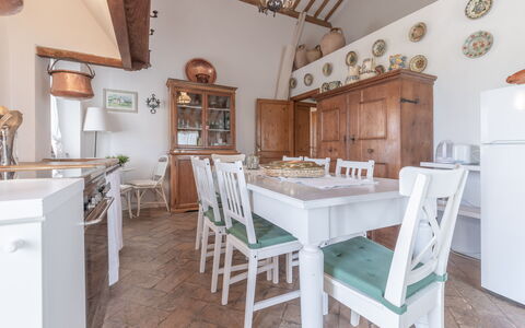 Villa La Picena: Table, Propriété, Meubles, Cabinetry, Comptoir, Bois, Éclairage, Chaise, Cuisine, Architecture