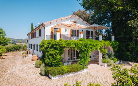 Villa La Picena: Maison, Domicile, Façade, Arbuste, Zone Résidentielle, Biens, Chalet, Porte, Balcon
