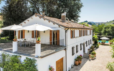 Villa La Picena: Plante, Bâtiment, Fenêtre, Propriété, Ciel, Arbre, Maison, Chalet, Zone Résidentielle, Paysage