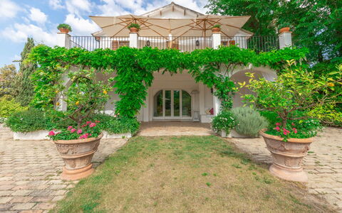 Villa La Picena: Plante, Bâtiment, Fenêtre, Ciel, Fleur, Nuage, Maison, Pot De Fleur, Arbre, Lot Terre