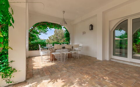 Villa La Picena: Meubles, Plante, Table, Chaise, Bâtiment, Ombre, Bois, Design Intérieur, Salle, Sol