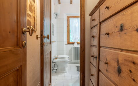 Villa La Picena: Propriété, Bois, Salle De Bains, Bâtiment, Luminaire Plomberie, Design Intérieur, Cabinetry, Sol, Porte