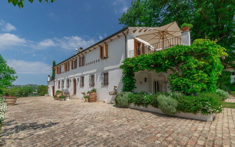 Villa La Picena: Plante, Ciel, Nuage, Bâtiment, Fenêtre, Arbre, Maison, Porte, Lot Terre, Végétation