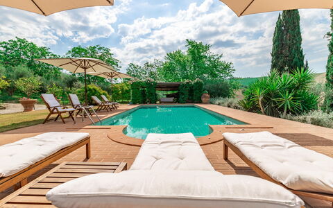 Villa La Picena: Plante, Ciel, L'Eau, Propriété, Meubles, Bâtiment, Piscine, Vert, Bleu, Balancelle