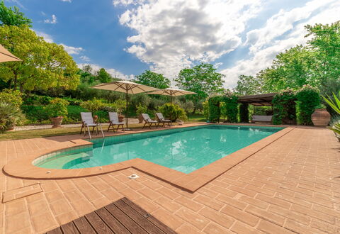 Villa La Picena: Nuage, L'Eau, Plante, Piscine, Ciel, Arbre, Chaise, Ombre, Arecales, Herbe