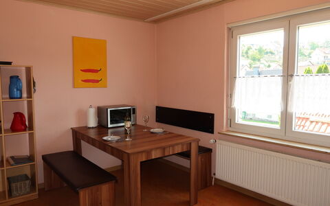 Leon: Propriété, Table, Meubles, Fenêtre, Bâtiment, Blind Fenêtre, Bois, Bureau, Maison, Design Intérieur