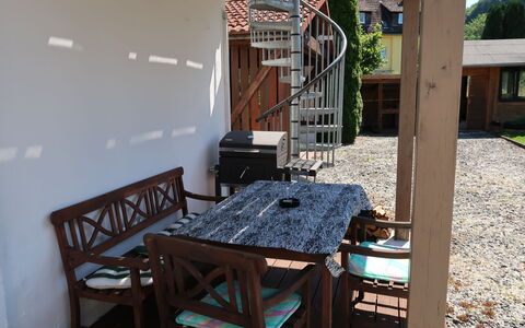 Leon: Propriété, Plante, Table, Bâtiment, Bois, Maison, Design Intérieur, Mobilier De Jardin, Arbre, Ombre