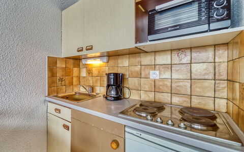 Eterlous 1Bis: Cabinetry, Propriété, Comptoir, Appareil De Cuisine, Cuisine, Cuisinière, Gaz Poele, Électroménager, Cooktop, Bois