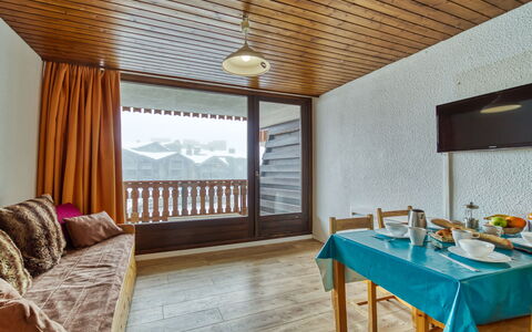 Eterlous 1Bis: Table, Meubles, Bâtiment, Fenêtre, Bois, Ombre, Design Intérieur, Architecture, Sol, Sol