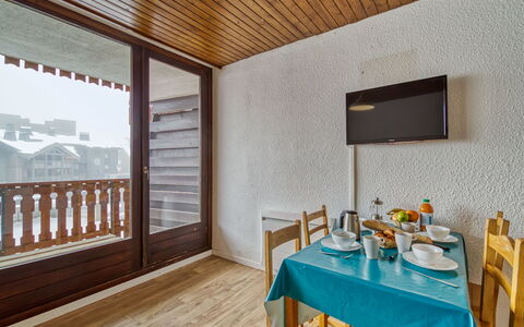 Eterlous 1Bis: Table, Meubles, Propriété, Bâtiment, Bois, Fenêtre, Design Intérieur, Maison, Salon, Sol