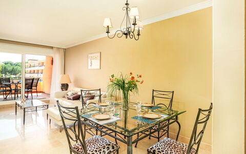 Los Patios de Santa Maria: Meubles, Design Intérieur, Sol, Sol, Table Cuisine Et Salle A Manger, Salle À Manger, Table, Plafond, Chaise, Pièce