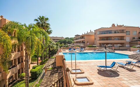 Los Patios de Santa Maria: Zone Résidentielle, Ville, Appartement, Établissements Humains, Domicile, Biens, Recours, Piscine, Condominium, Hôtel