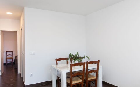 Estiu: Bâtiment, Table, Bois, Design Intérieur, Maison, Sol, Sol, Dur, Confort, Porte