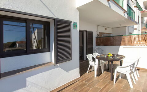 Estiu: Propriété, Meubles, Fenêtre, Table, Bois, Chaise, Bâtiment, Architecture, Design Intérieur, Ombre