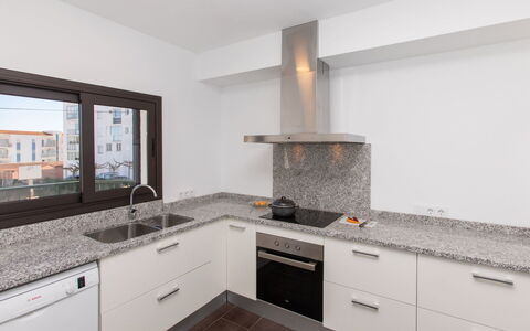 Estiu: Comptoir, Cabinetry, Propriété, Evier, Évier, Bâtiment, Robinet, Cuisine, Fenêtre, Cuisinière
