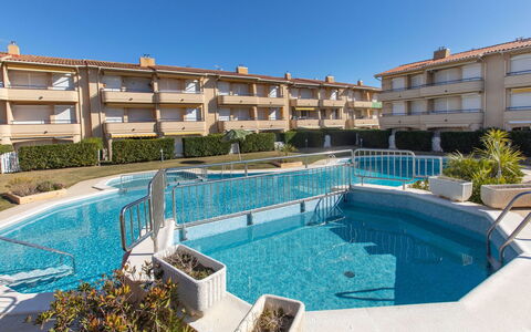 Tamarius: L'Eau, Bâtiment, Plante, Ciel, Propriété, Piscine, Fenêtre, Bleu Azur, Arbre, Condominium