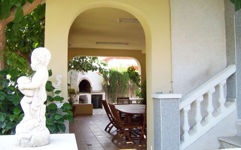 Villa Mar: Plante, Bâtiment, Ombre, Design Intérieur, Arbre, Chaise, Maison, Colonne, Porte, Cambre