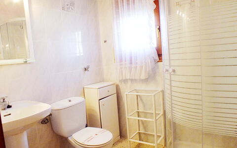 Villa Mar: Miroir, Luminaire Plomberie, Évier, Siège De Toilette, Salle De Bains, Lavabo, Robinet, Bois, Violet, Design Intérieur