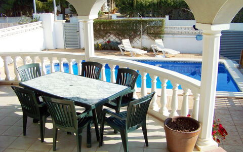 Villa Roberto: Table, Propriété, Meubles, Chaise, Tableau De Plein Air, Bleu, Ombre, Mobilier De Jardin, Bois, Design Intérieur