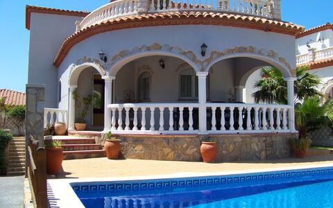 Villa Roberto: L'Eau, Plante, Ciel, Propriété, Meubles, Piscine, Bleu Azur, Mobilier De Jardin, Ombre, Bâtiment