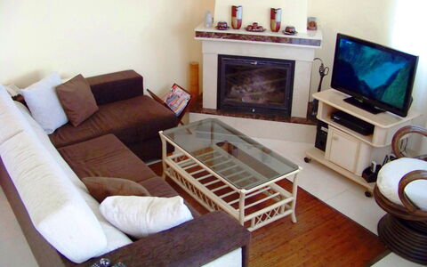 Villa Roberto: Canapé, Meubles, Propriété, Cadre, Confort, Table, Télévision, Bois, Design Intérieur, Éclairage