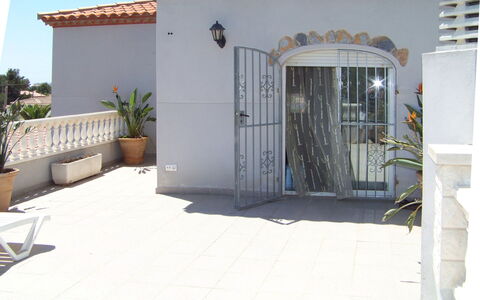Villa Roberto: Plante, Bâtiment, Porte, Ombre, Maison, Ciel, Design Intérieur, Pot De Fleur, Accueil Porte