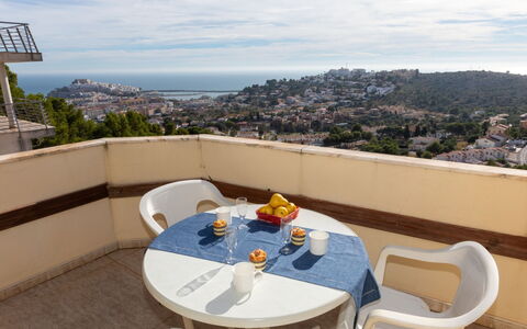 Landa Park: Ciel, Table, Nuage, Propriété, Meubles, Vaisselle, Bâtiment, Bleu Azur, Mobilier De Jardin, Tableau De Plein Air
