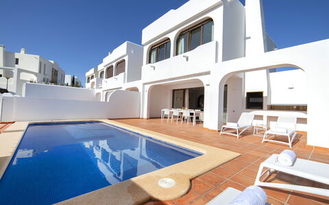 Mirador de les Bassetes: Ciel, Bâtiment, Jour, Propriété, L'Eau, Fenêtre, Piscine, Bleu Azur, Maison, Design Intérieur