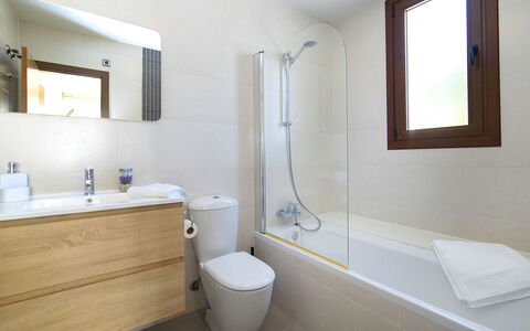 Mirador de les Bassetes: Miroir, Robinet, Luminaire Plomberie, Propriété, Évier, Lavabo, Armoire De Toilette, Tete De Douche, Salle De Bains