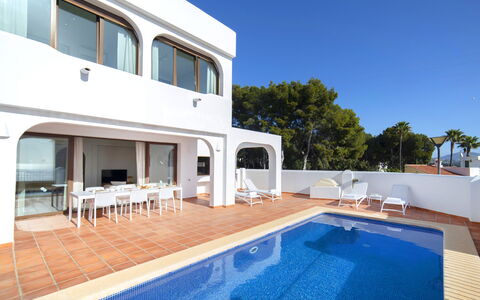 Mirador de les Bassetes: L'Eau, Ciel, Propriété, Piscine, Bâtiment, Bleu Azur, Mobilier De Jardin, Ombre, Maison, Plan D'Eau
