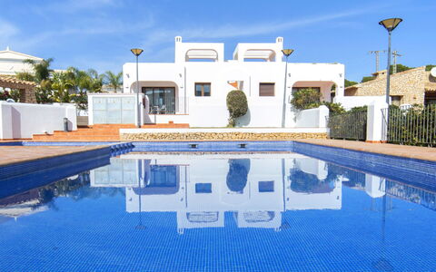 Mirador de les Bassetes: L'Eau, Ciel, Plante, Nuage, Propriété, Piscine, Bâtiment, Bleu Azur, Maison, Ombre