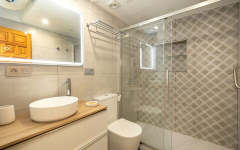 Calpe Calp 822: Luminaire Plomberie, Miroir, Propriété, Évier, Robinet, Lavabo, Salle De Bains, Toilette, Violet, Douche