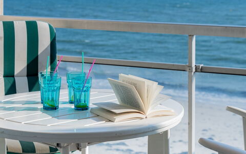 Morgane: L'Eau, Table, Meubles, Propriété, Bleu, Bleu Azur, Mobilier De Jardin, Ombre, Chaise, Design Intérieur